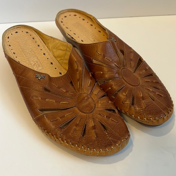 PIKOLINOS Shoes - NWOT Pikolinos Mules with Sun Design size 39